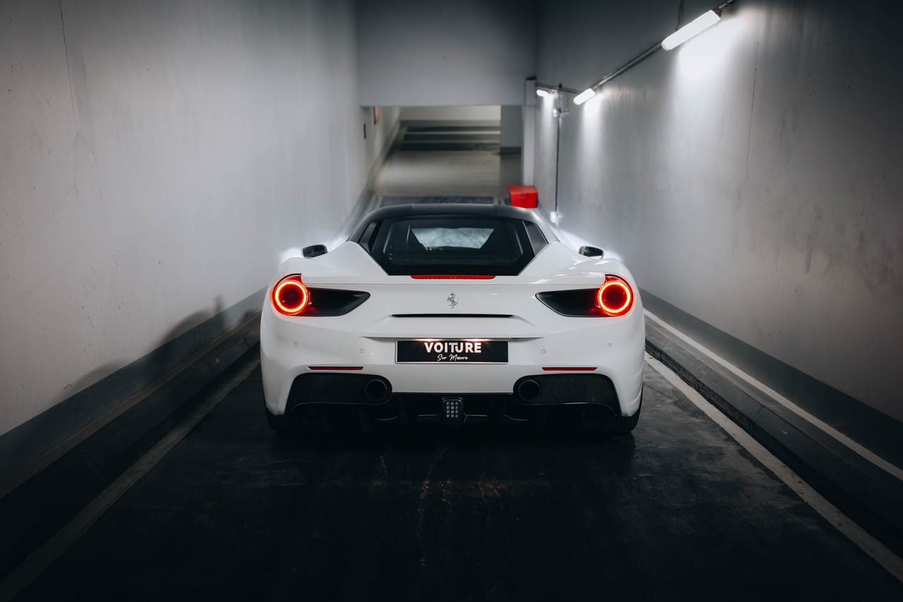 Ferrari 488 GTB dans un tunnel à la lumière graphique
