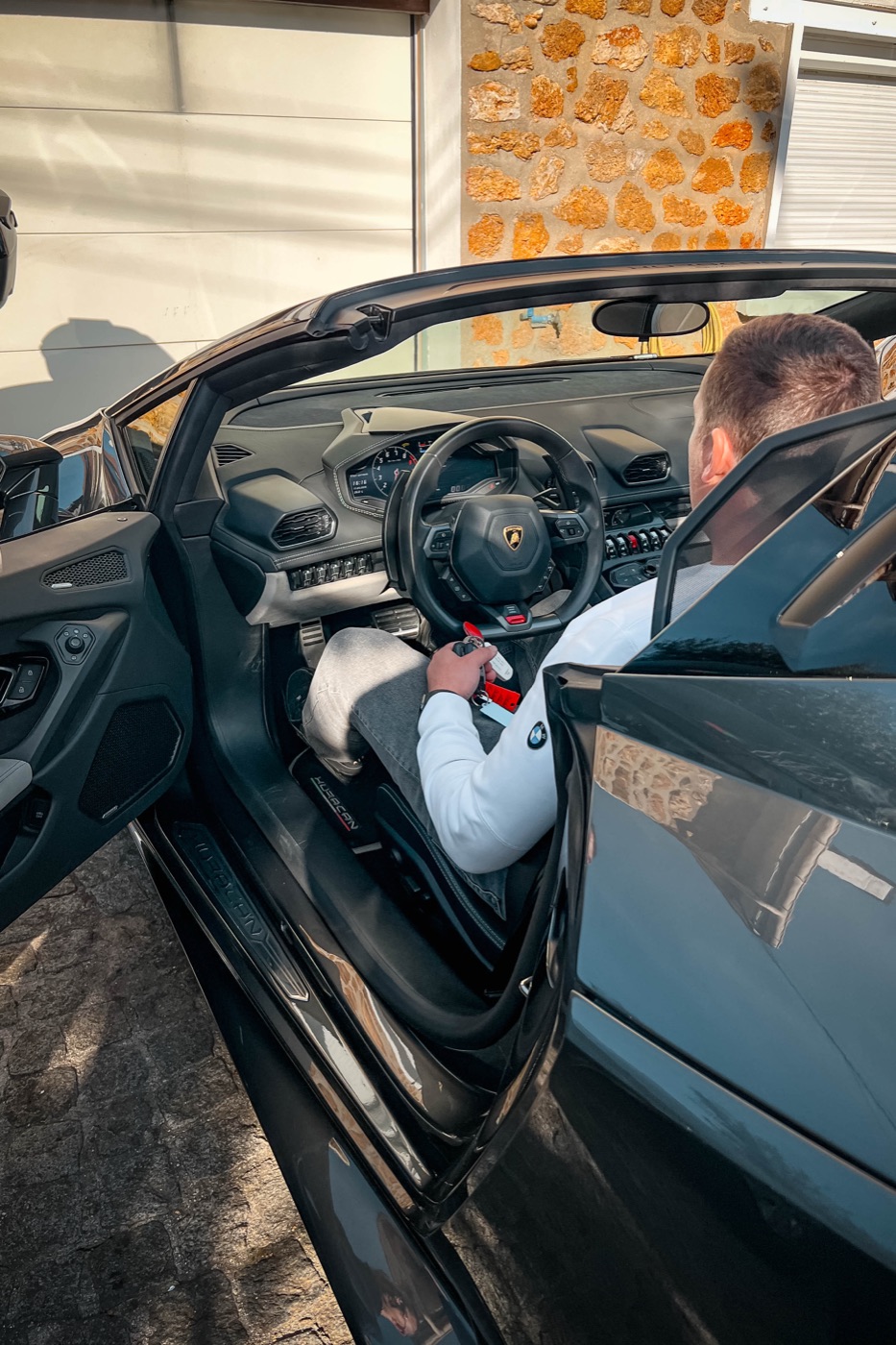 Signature du mandat de dépôt-vente chez Voiture sur mesure