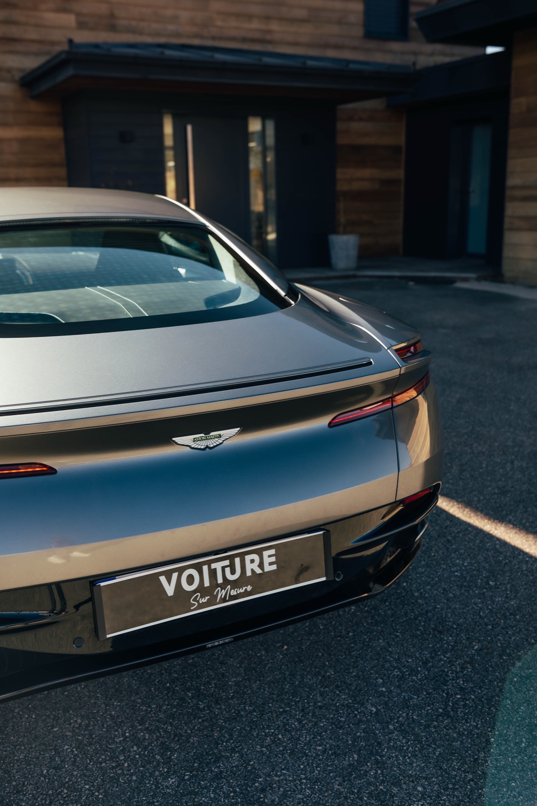 Aston Martin DB11 devant villa